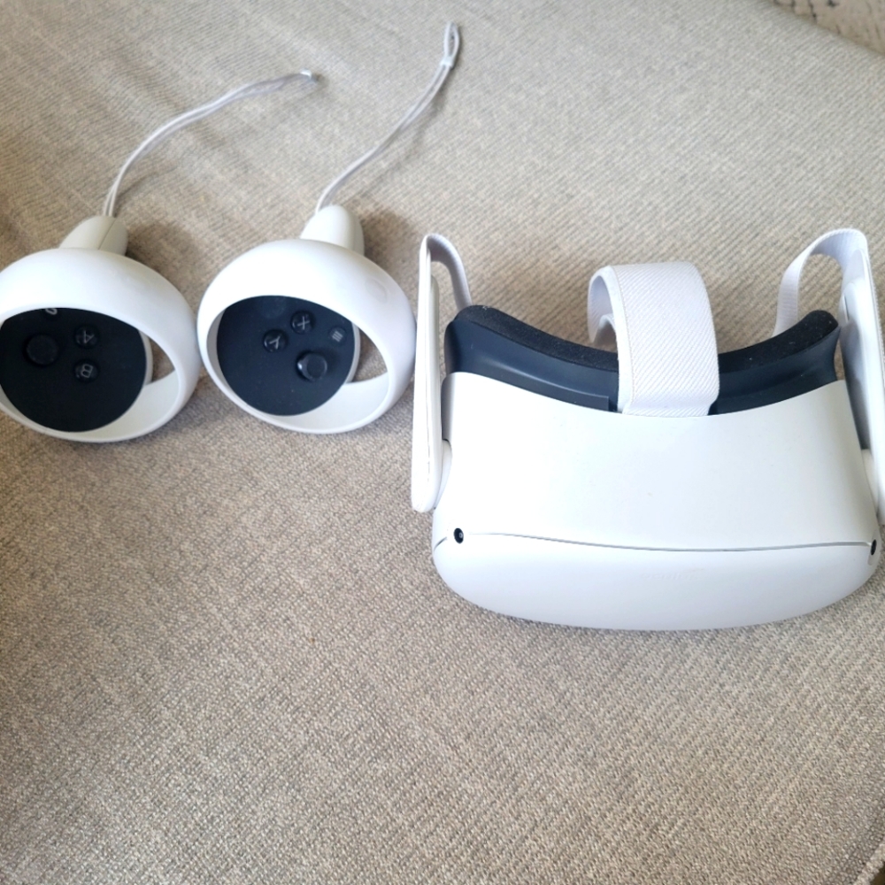 Meta Quest 2 Oculus Headset. Brand new w/ no box. Used Three Times.